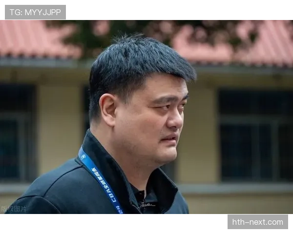 姚明退役后这身材管理也太狠了，真就吃饭只吃一口？