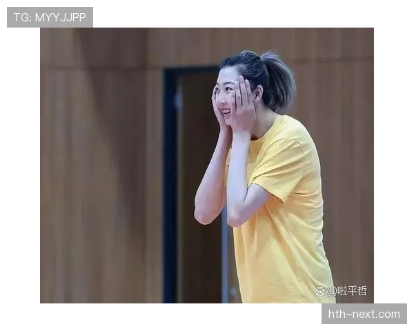 袁心玥这身高打排球就算了，怎么连喝奶茶都得弯着腰？